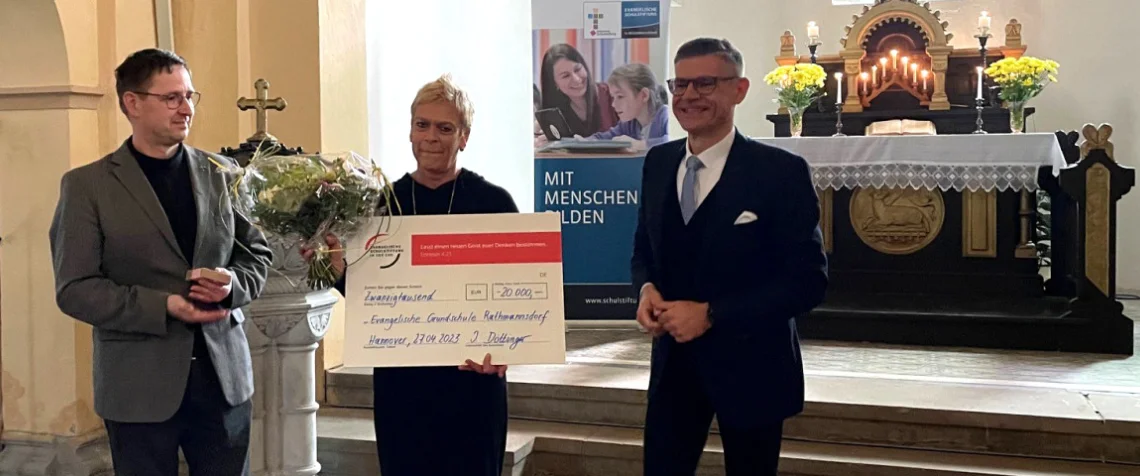 Für die Evangelische Schulstiftung übergab das Stiftungsratsmitglied Matthias Kopischke einen Spendenscheck an Stiftungsvorstand Marco Eberl und Schulleiterin Grit Compera.
